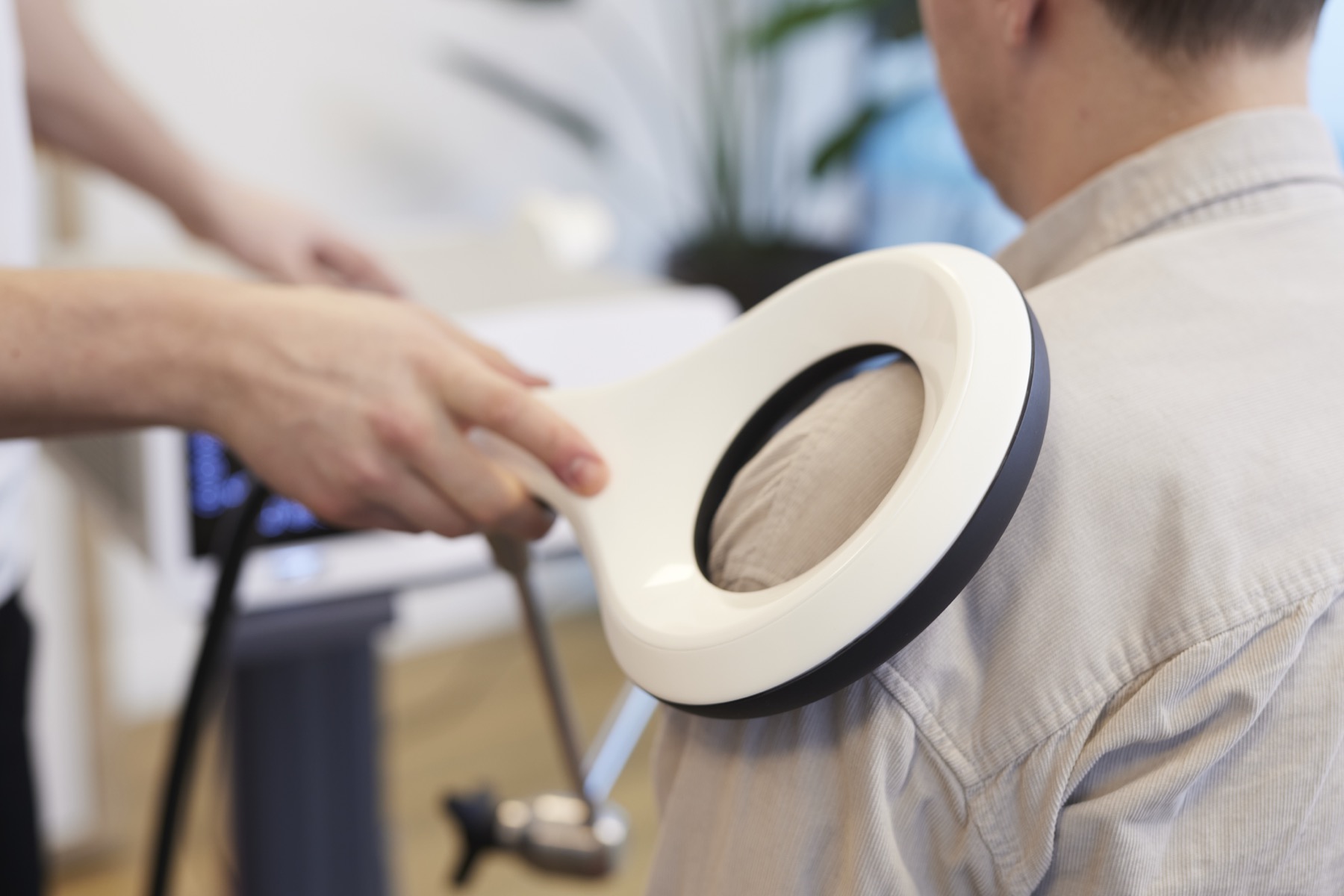 Own practical picture of EMTT at the shoulder, with the magnet applicator above clothing